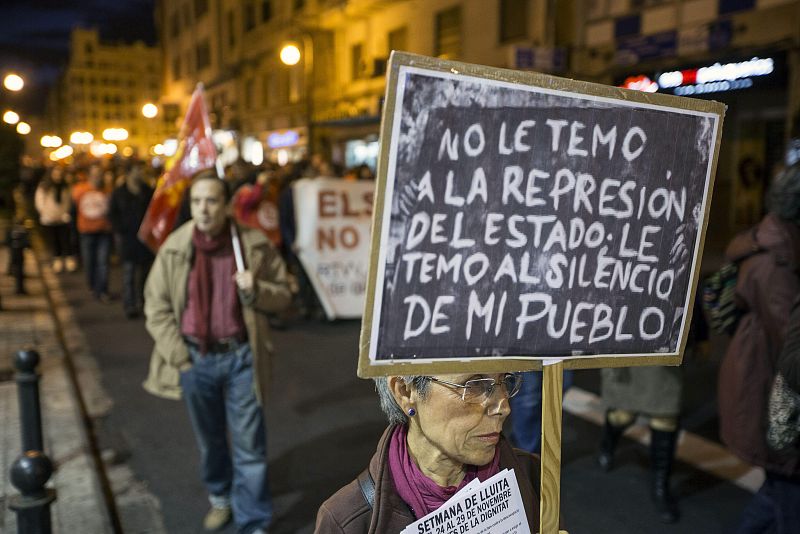 Cientos de personas se han manifestado esta tarde por las calles del centro de Valencia en las "Marxes per la dignitat" bajo el lema "No a la corrupció!".