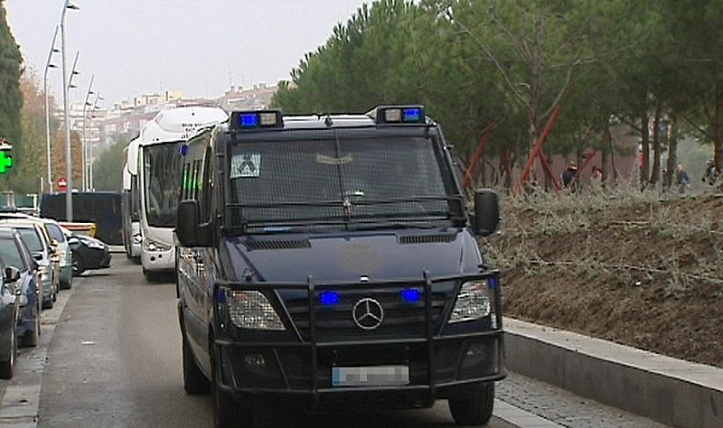 Furgones policiales escoltan a los autobuses con los aficionados del Deportivo en Madrid Río