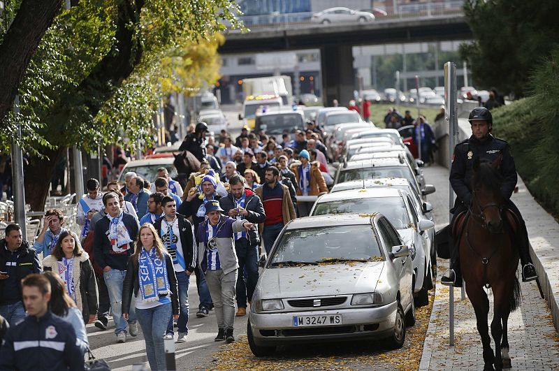 La Policía conduce a los aficionados del Deportivo hasta el Vicente Calderón
