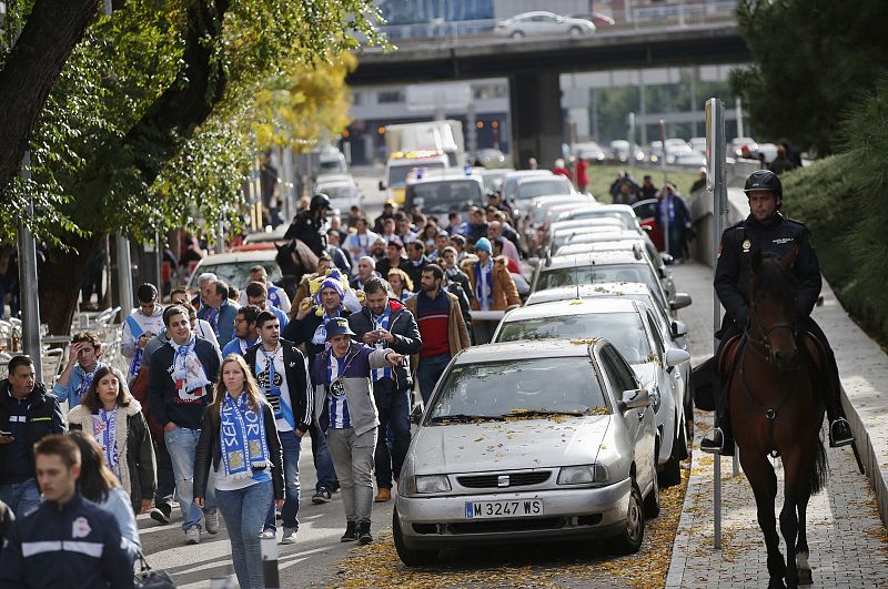 La Policía conduce a los aficionados del Deportivo hasta el Vicente Calderón