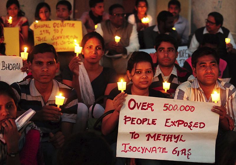 Un hombre y una mujer muestran una pancarta que recuerda que más de 500.000 personas se vieron expuestas al gas isocianato de metilo.