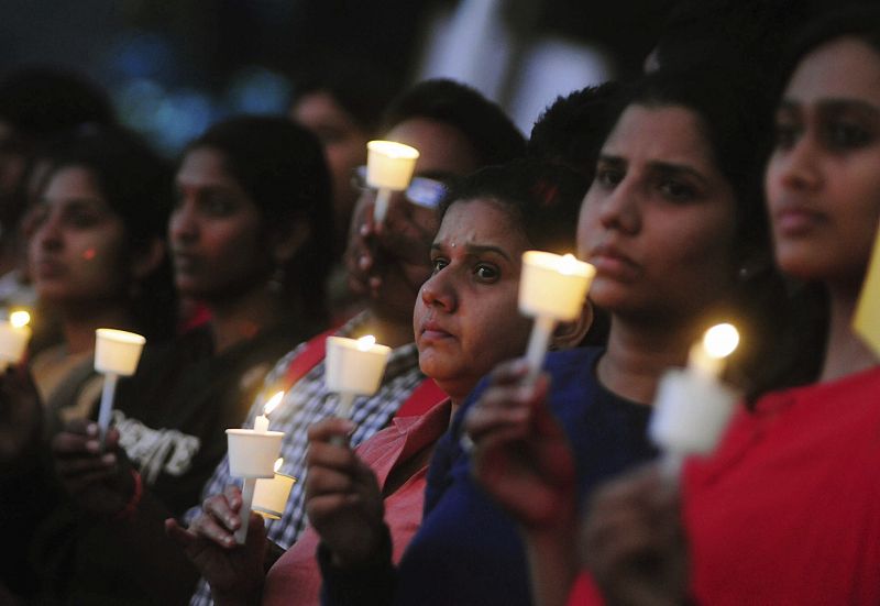 Varios miembros de la organización no gubernamental, Grupo Solidario Bengaluru, portan velas durante un acto de recuerdo del trigésimo aniversario del mayor accidente industrial de la historia.