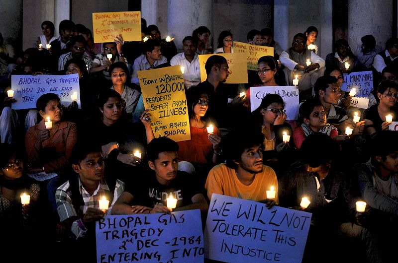 Activistas y vecinos han protagonizado una vigilia con antorchas y velas en recuerdo de las víctimas en Bhopal (India).