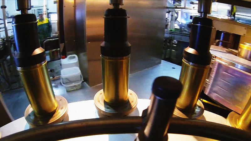 Metemos las aceitunas en latas, un poco de salmuera para que se conserven mejor. Y listas para el aperitivo!!