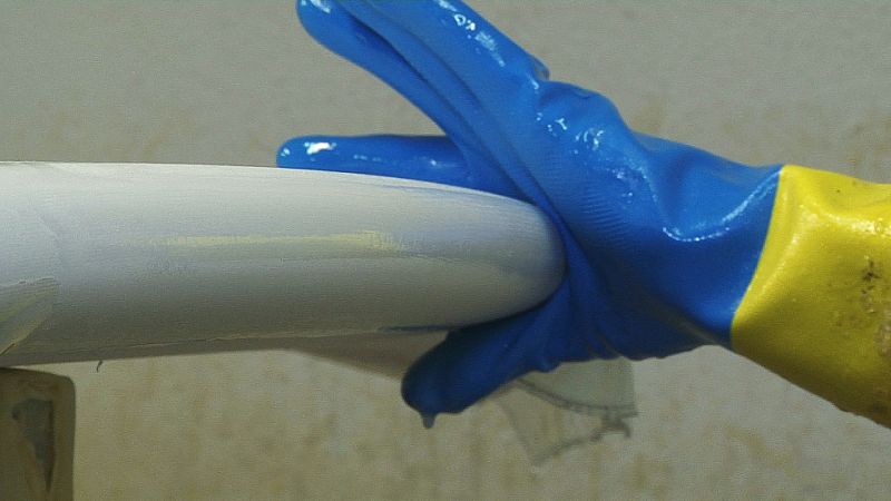 Se le pone una capa de fibra de vidrio y se le echa resina para que la tabla sea más resistente.