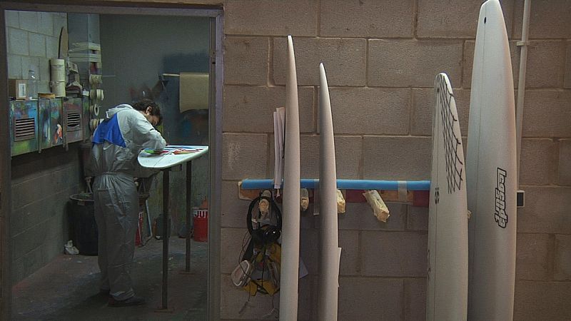 Los shapers son los encargados de diseñar y transformar el foam en la tabla de surf. Su función es la más delicada del proceso de fabricación, ya que de ellos depende la calidad y el rendimiento de la futura tabla de surf.