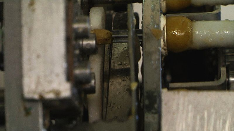 Todos los rellenos se hacen con una pasta del ingrediente elegido y mezclado con alginato,  que  da al relleno el espesor necesario para introducirlo en la aceituna.