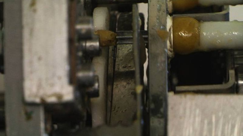 Todos los rellenos se hacen con una pasta del ingrediente elegido y mezclado con alginato,  que  da al relleno el espesor necesario para introducirlo en la aceituna. 