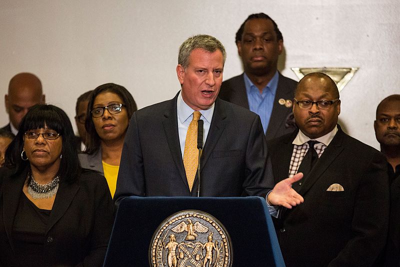 El alcalde de la ciudad de Nueva York, Bill de Blasio, en una conferencia de prensa tras conocerse la decisión de no inculpar al policía blanco Daniel Pantaleo en la muerte del hombre negro Eric Garmer.