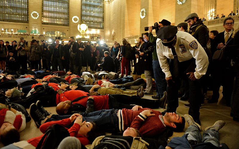 Un grupo de personas participa en una protesta llamada 'die-in' en contra de la decisión de un gran jurado.