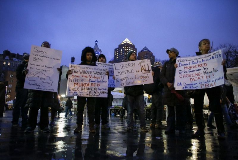 Un grupo de personas levanta pancartas en protesta pacífica por la decisión del gran jurado sobre el caso Garner en Union Square (Nueva York).