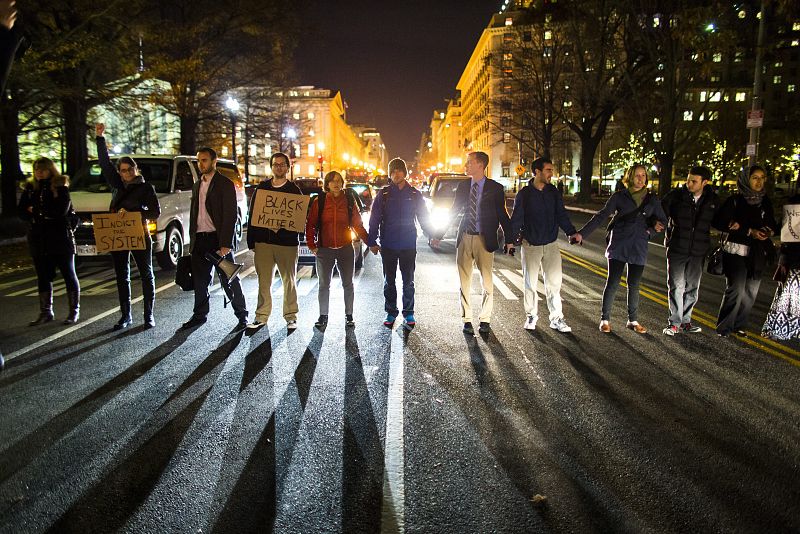 Manifestantes bloquean una calle como protesta por la decisión del gran jurado del barrio neoyorquino de Staten Island de no presentar cargos contra el policía que presuntamente causó la muerte de Eric Garner.