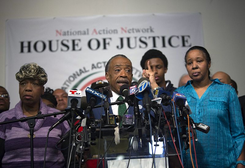 El activista de derechos humanos Al Sharpton, acompañado por Gwen Carr, madre del fallecido Eric Garner, y la viuda Esaw Garner, habla durante una rueda de prensa tras conocerse la decisión del jurado.