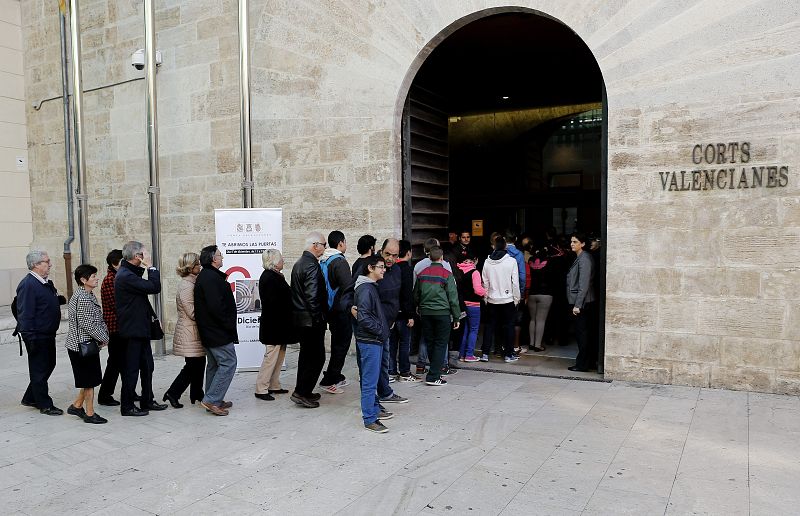 EL PRESIDENT DE LES CORTS FONT DE MORA ABRE LA PUERTA DE LES CORST A LOS CIUDADANOS