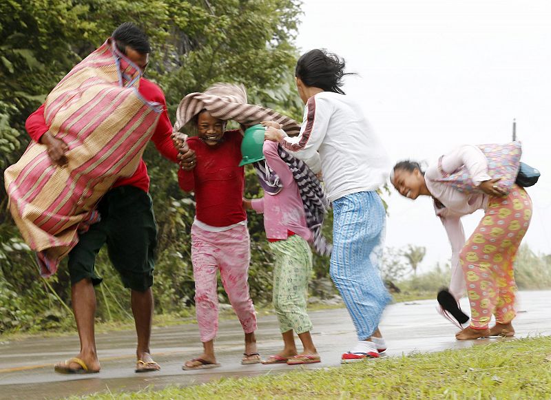 Ciudadanos filipinos son evacuados a lugares seguros en la ciudad de Marabot, en la isla de Samar, por el paso de tifón Hagupit.