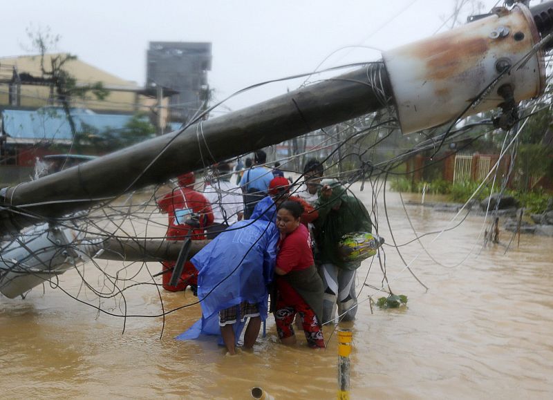 El tifón, con lluvias y fuertes vientos, ha causado al menos dos muertos y serios daños materiales.