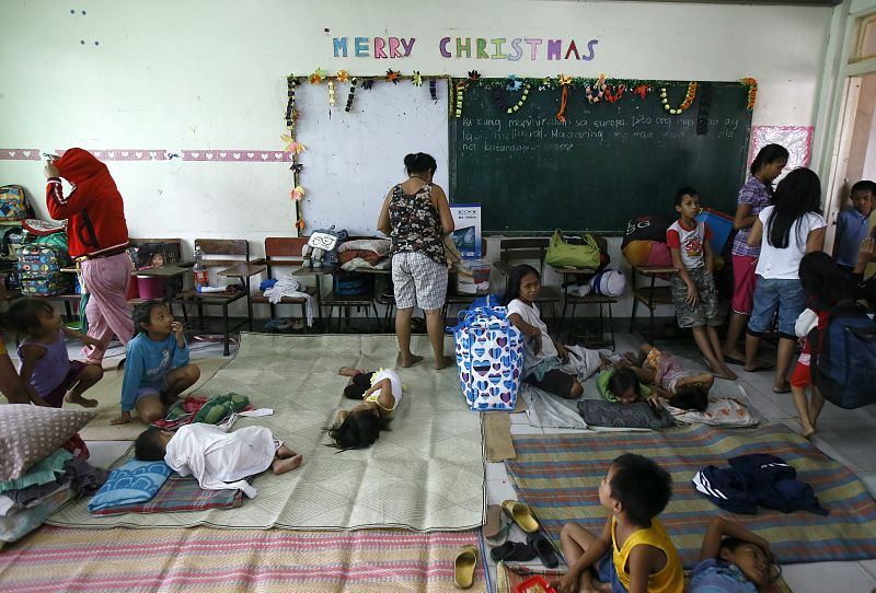 Interior de un colegio convertido en un centro de evacuación provisional en un suburbio de Manila