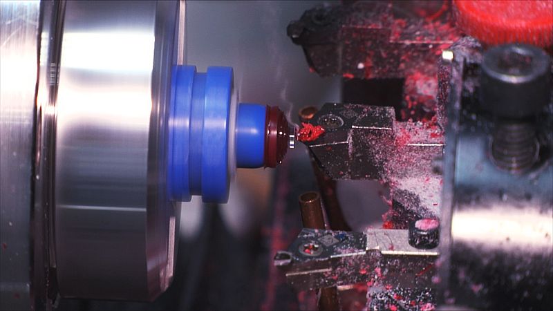 Tres diamantes son los encargados de dar la curvatura exacta que nos permitirá una visión perfecta.