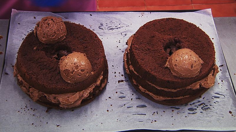 Se introducen en la maquina ultracongeladora donde se consigue que bajen a -40 grados en un tiempo muy breve.