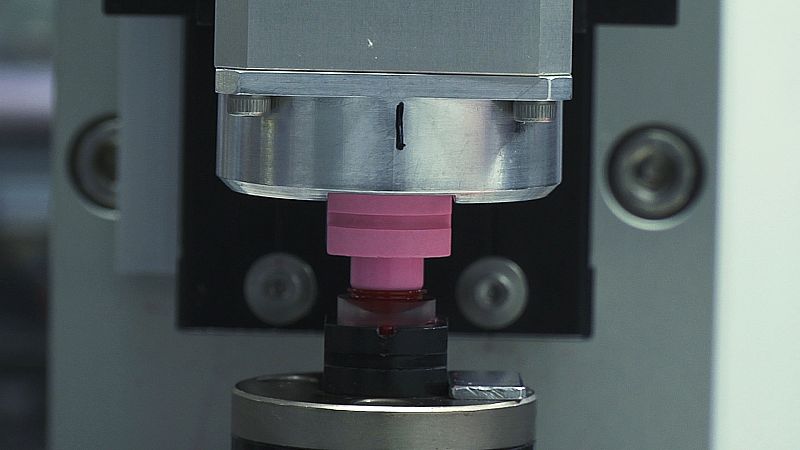 Ya tenemos la forma de la lentilla¿ ahora toca hacerla blanda para que resulte cómoda en el ojo¿ la hidratamos en esta solución salina.