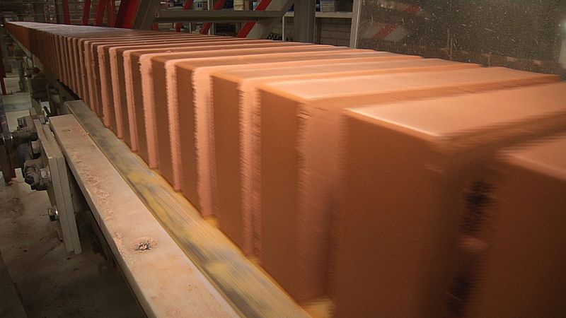 Obtenemos un ladrillo gigante que cortaremos con cuerdas de piano.