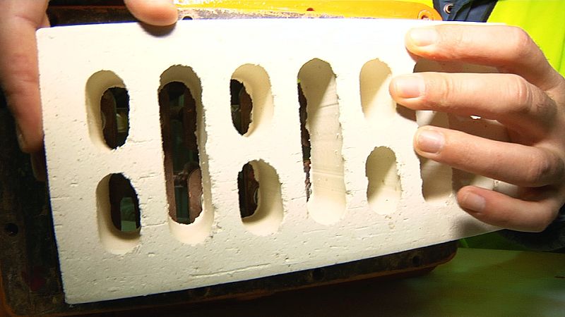 Para fabricar un ladrillo como este¿ De cara vista, gress y de color blanco¿ necesitamos diez tipos de arcilla.