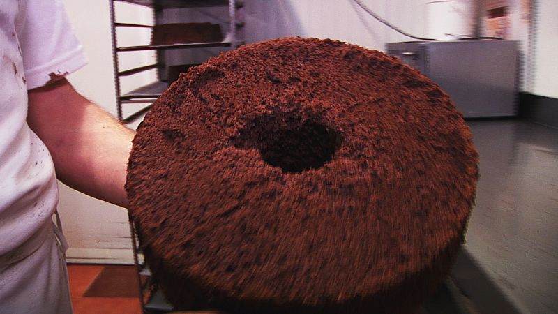 La repartimos en los moldes. Y durante 1 hora se hornea.Se desmoldean y una vez fríos se cortan de manera horizontal en 3 capas.