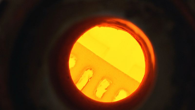 En el secadero¿ a cien grados¿ lo endurecemos.Y para que esa dureza se mantenga para siempre¿ Cocemos el ladrillo a más de 1.000 grados.En el horno, a esa temperatura, el color del ladrillo cambia y aumenta su dureza.