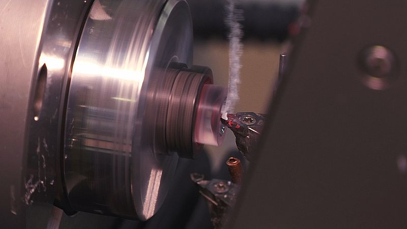 En estos pequeños soportes pegaremos los discos de hidrogel con un poco de cera. Con el material todavía seco empezamos a darle forma a la lentilla con estos tornos de precisión. Primero hacemos la cara interna.