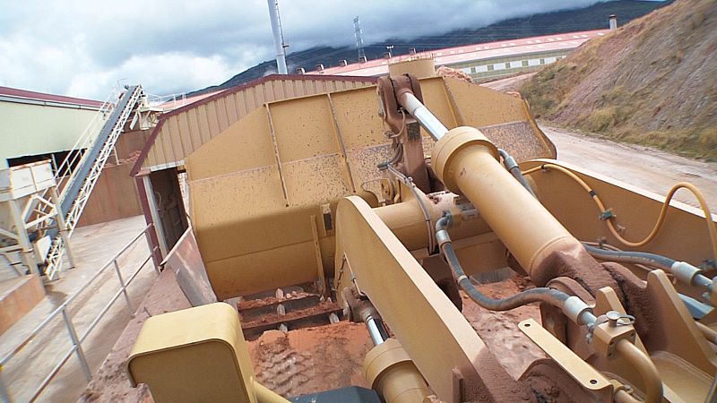 La máquina desmenuzadora se encarga de reducirlas de tamaño.En el molino de martillos¿ las convertimos en polvo.