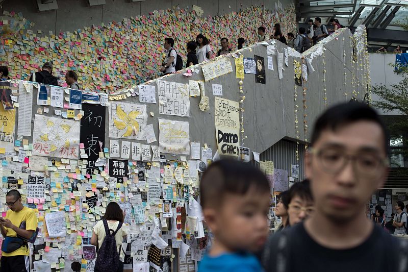 El icónico "Muro de Lennon", cubierto de lemas durante la protesta