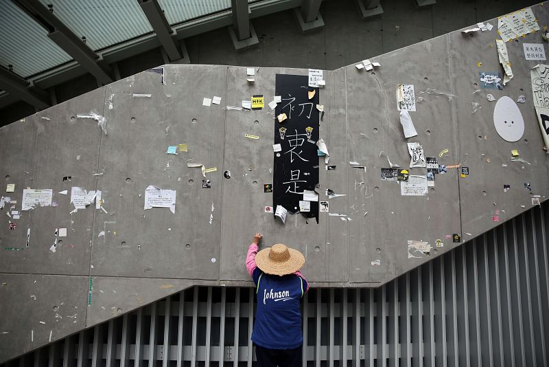 Operarios limpian el "Muro de Lennon" tras el desalojo de los manifestantes