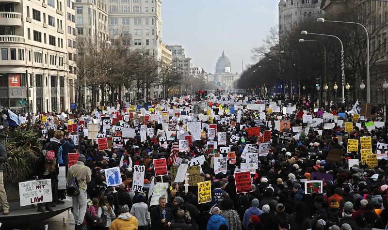 Imagen de los manifestantes marchando a lo largo de la Avenida Pensilvania, en Washington, hacia el edificio del Capitolio, sede del poder legislativo estadounidense.