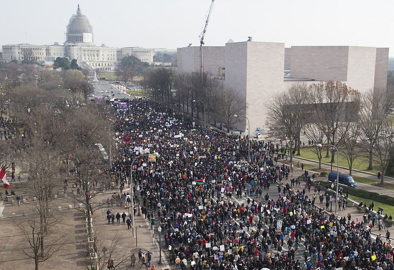 Vista general de la manifestación en la Avenida Pensilvania, en la que han participado unas 10.000 personas.