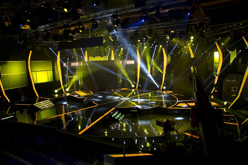 En este espectacular plató, ocho compositores se disputarán ser los ganadores en cada programa.