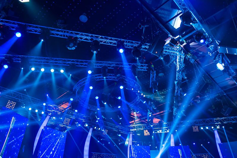 La iluminación de nuestro plató hará brillar a cada uno de nuestros artistas y compositores.