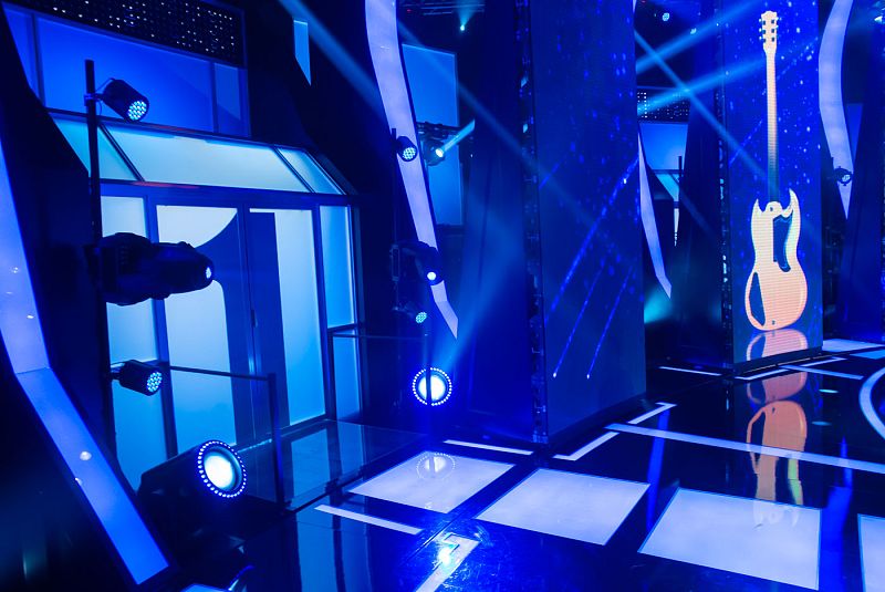 Dentro de esta cabina estará un compositor entregado a convencer al artista con su canción.