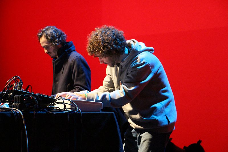 Kresy (derecha) en plena sesión electrónica en directo