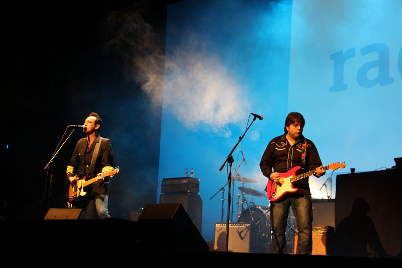 Igor Paskual (izquierda) y su banda abrieron la fiesta a guitarrazos