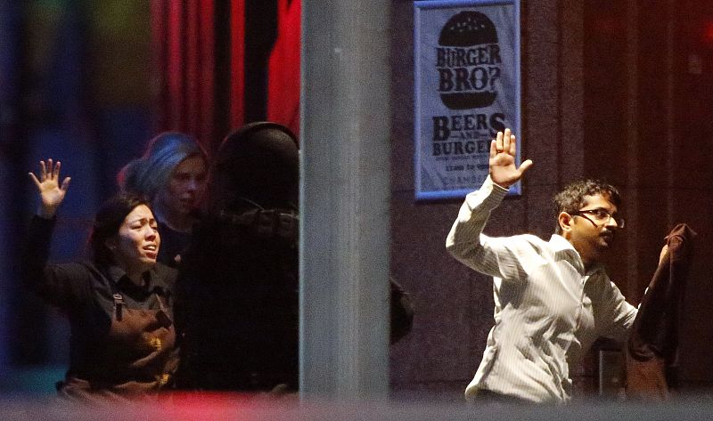 Los rehenes salen del café Lindt de Sídney tras ser retenidos por un asaltante durante más de 16 horas