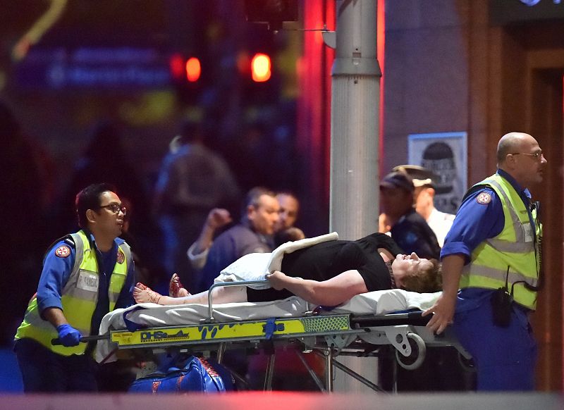 Una mujer herida es evacuada de una cafetería en Sídney
