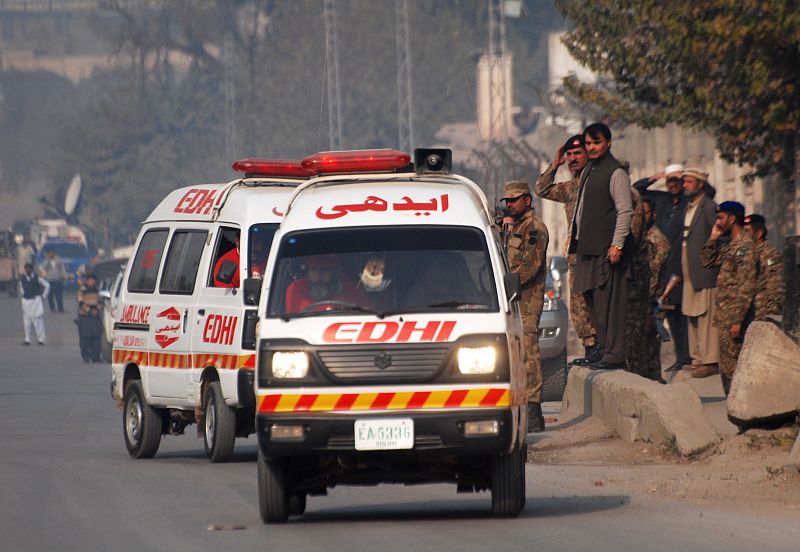 Ambulancias en las inmediaciones del colegio militar atacado en Peshawar, Pakistán