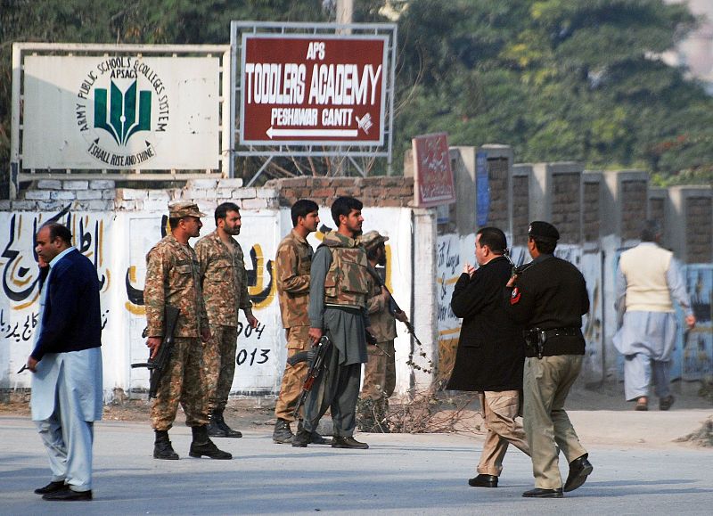 Fuerzas de seguridad paquistaníes toman posiciones cerca de la escuela atacada en Peshawar