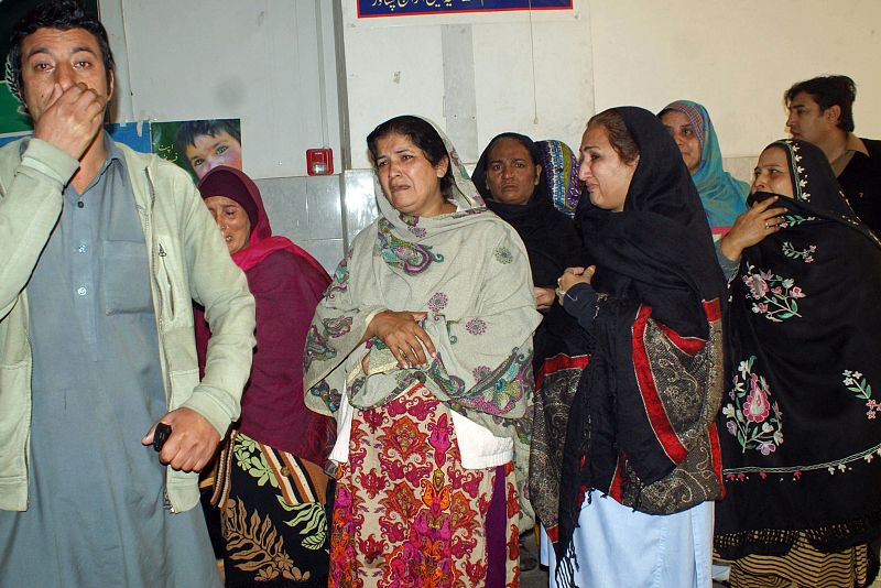 Familiares de los estudiantes en el hospital de Peshawar
