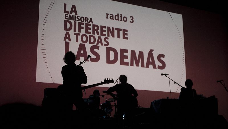 Willy Naves preparándose para tocar en la fiesta de Radio 3