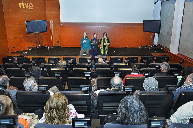 La directora del programa 'Imprescindibles', Ana Peláez, presenta a la realizadora y codirectora del documental sobre Jardiel Poncela, Marisa Paniagua, y a la directora y guionista Talia Martínez de Marañón