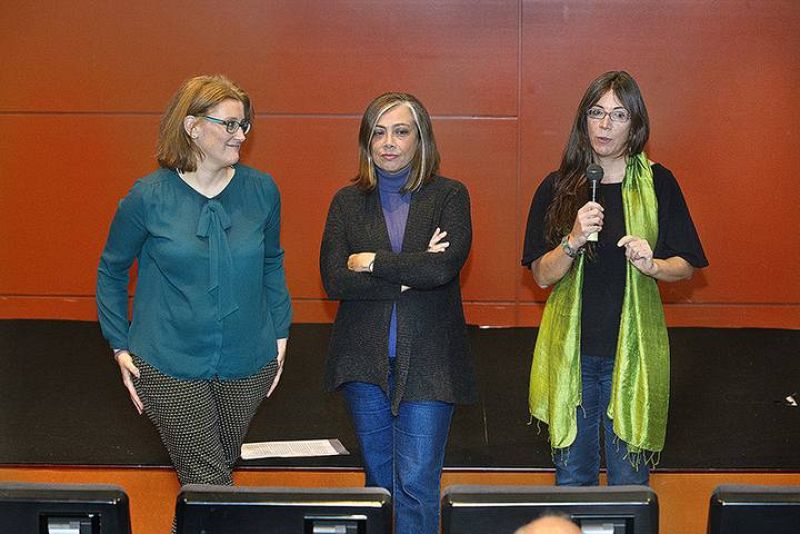   La directora del documental, Talia Martínez de Marañón, presenta micrófono en mano su visión sobre la vida y la obra del escritor Enrique Jardiel Poncela