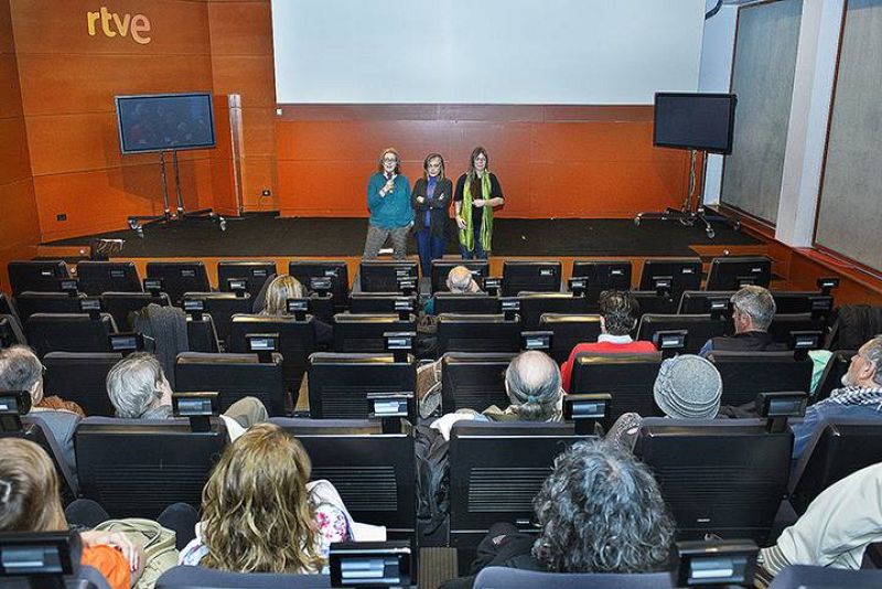   La directora del programa 'Imprescindibles', Ana Peláez, presenta a la realizadora y codirectora del documental sobre Jardiel Poncela, Marisa Paniagua, y a la directora y guionista Talia Martínez de Marañón