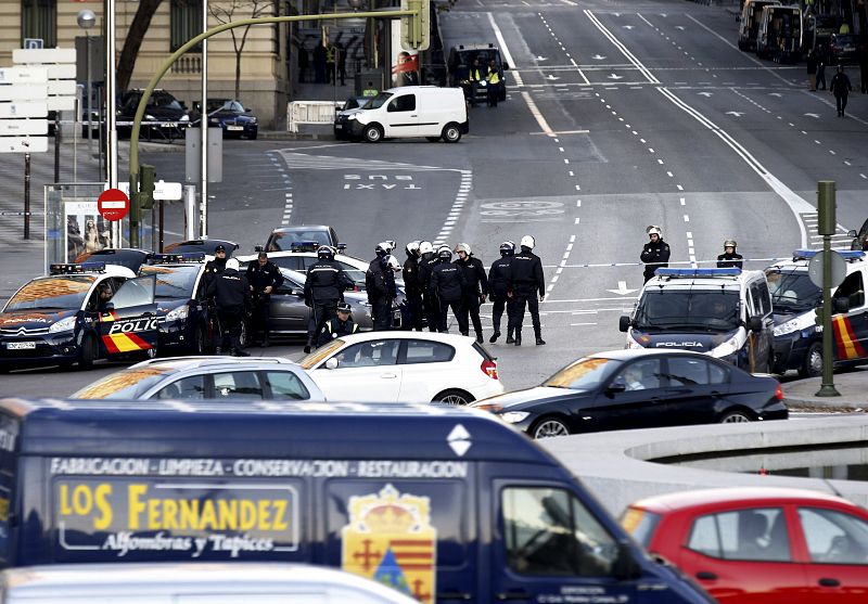 UN DETENIDO POR ESTRELLAR COCHE CONTRA LA SEDE DEL PP CON UNA BOMBONA BUTANO