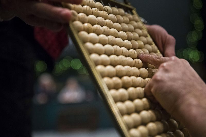 Miembros de la mesa de la presidencia comprobando los números antes del sorteo extraordinario de Navidad 2014.
